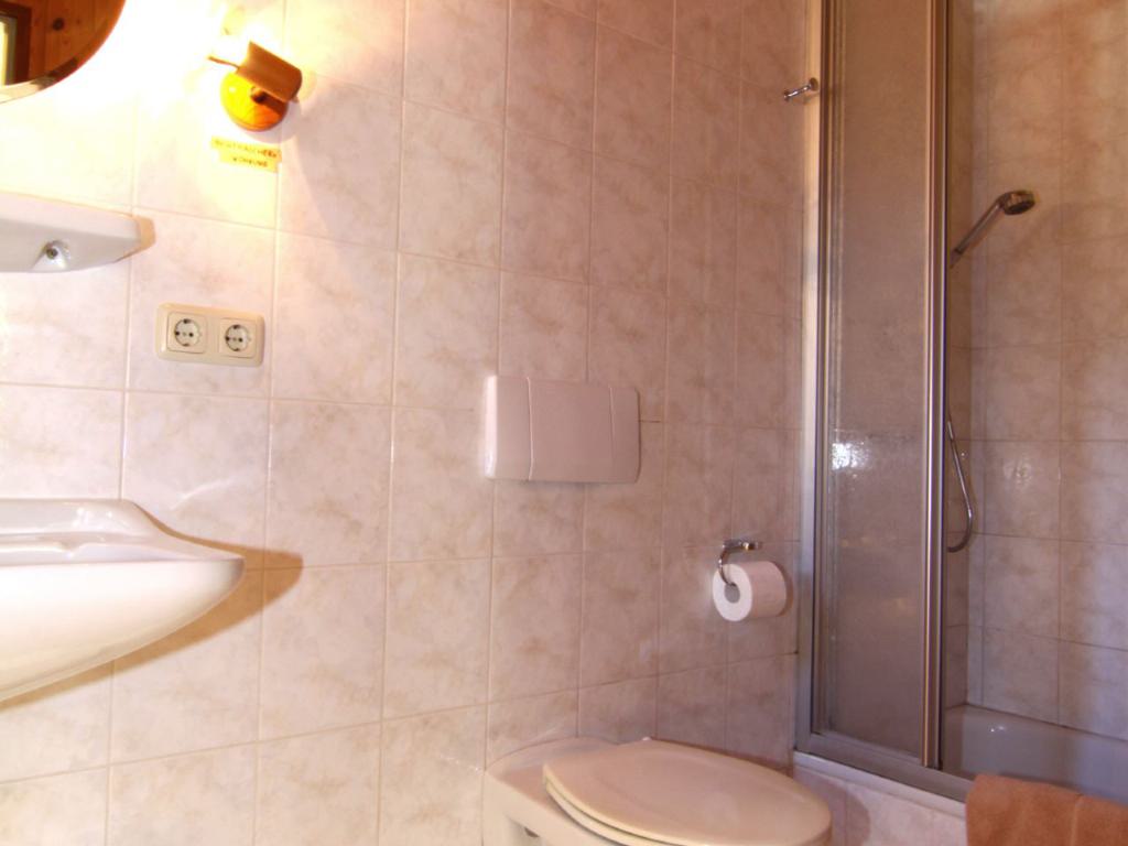 Das Badezimmer in der Ferienwohnung II im Haus Lohner
