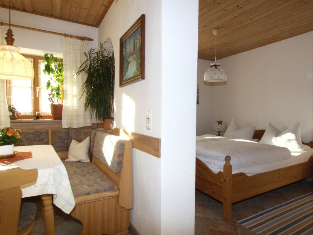 Essecke und Schlafzimmer in der Ferienwohnung II im Haus Lohner