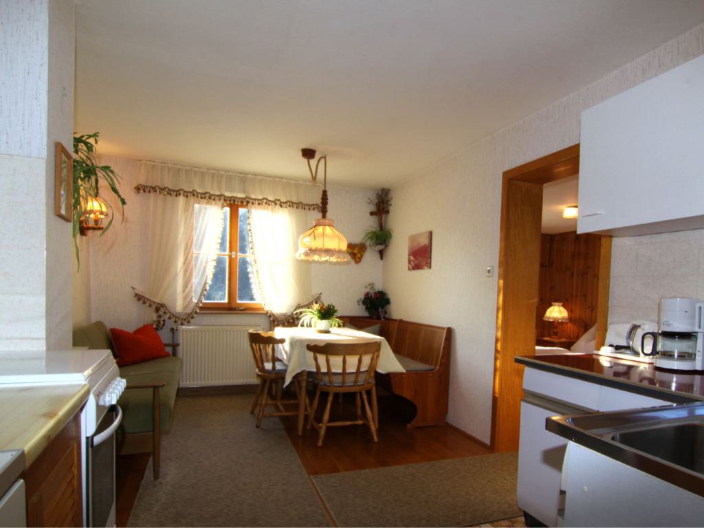 Die Küche mit Essecke in der Ferienwohnung I im Haus Lohner in Marktschellenberg